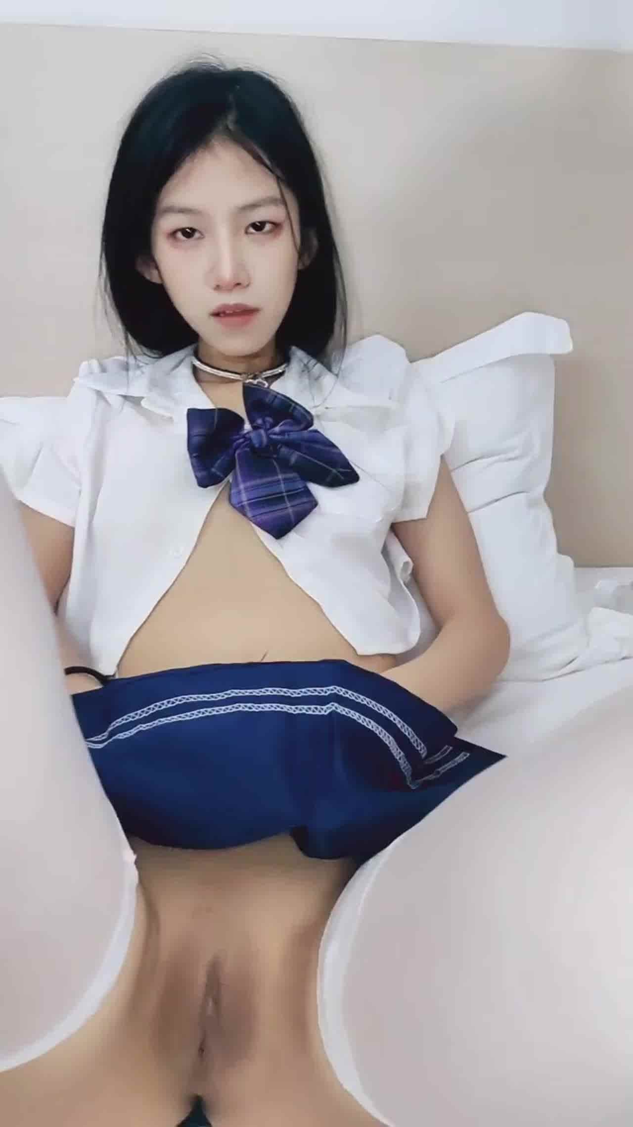  极品反差淫娃 又嫩又甜还会喷水！黑白丝足交 上位骑乘 . 的剧照1