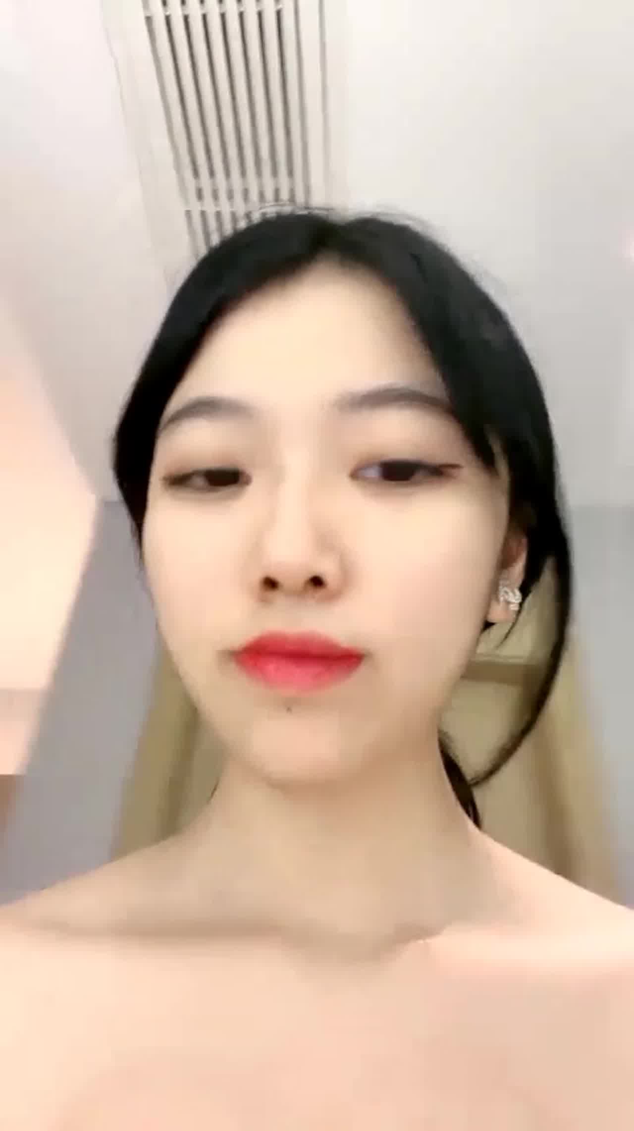  刺青妹子在镜子前骚首弄姿 的剧照1