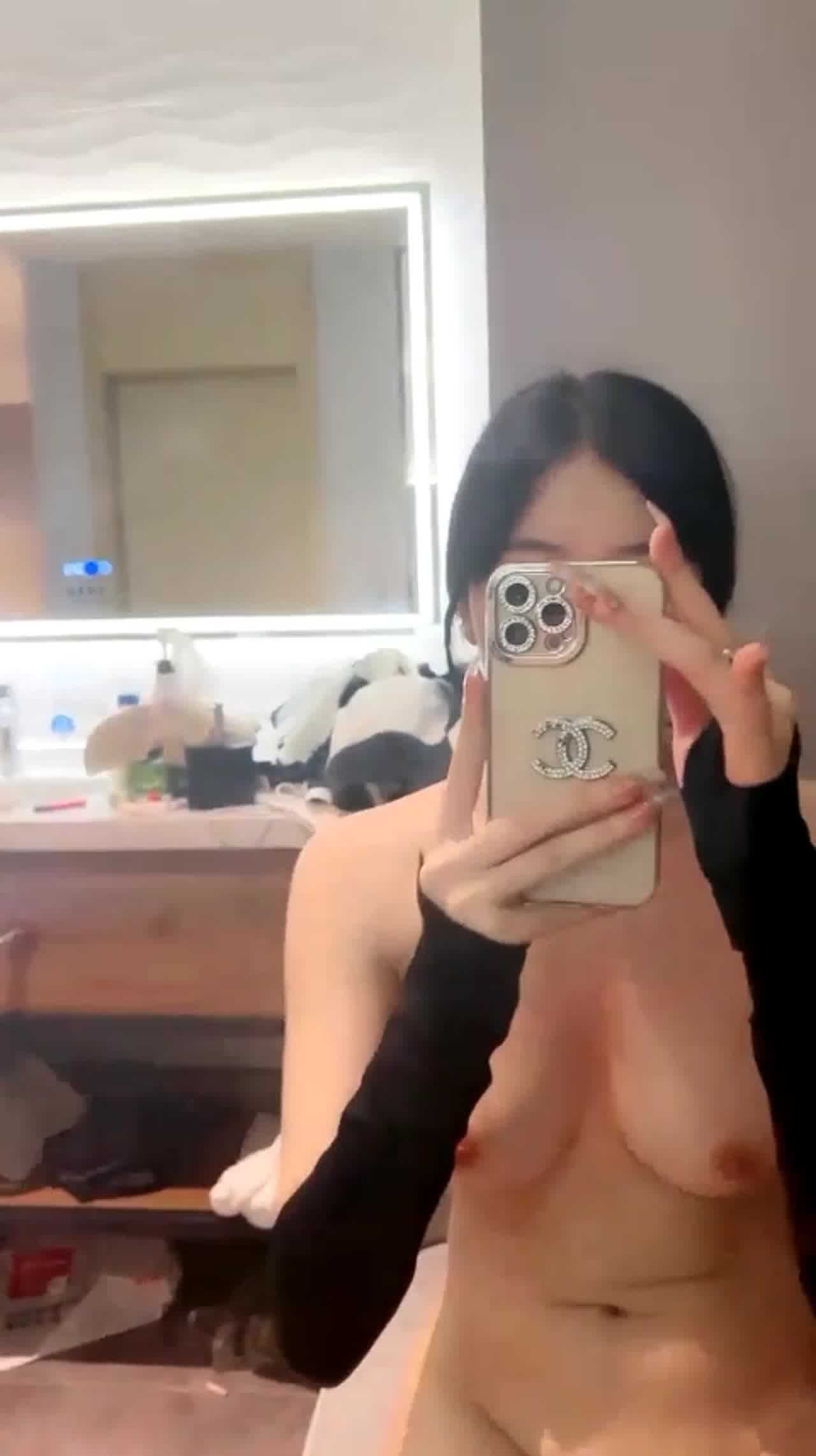  刺青妹子在镜子前骚首弄姿 的剧照3