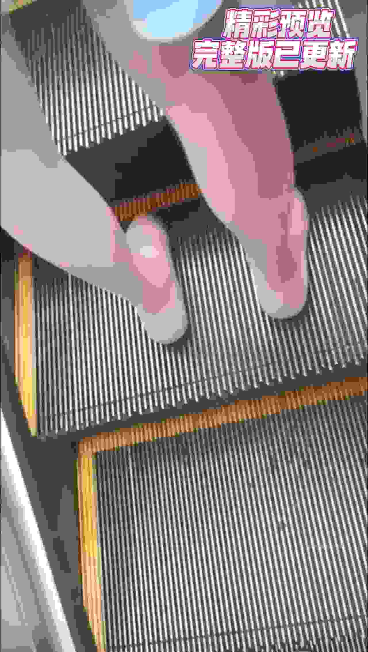  【重磅黑料】户外大神，公共场所，尾随美女，掏出鸡巴就对臀部喷射精液！翻车了哎呀变态，曹尼玛，傻B啊你 的剧照4