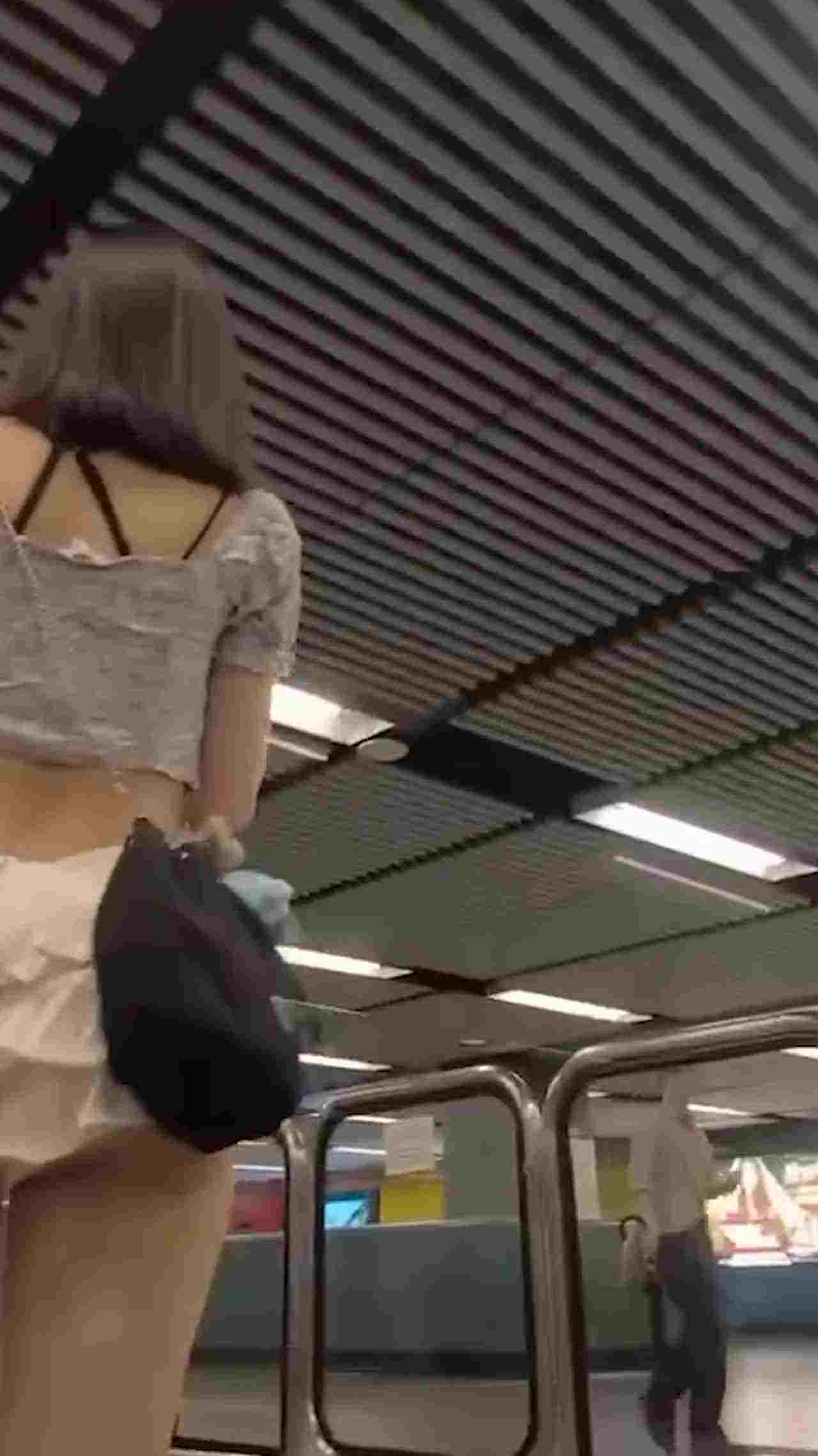  地铁福利 露出个南半球屁股蛋 的剧照9