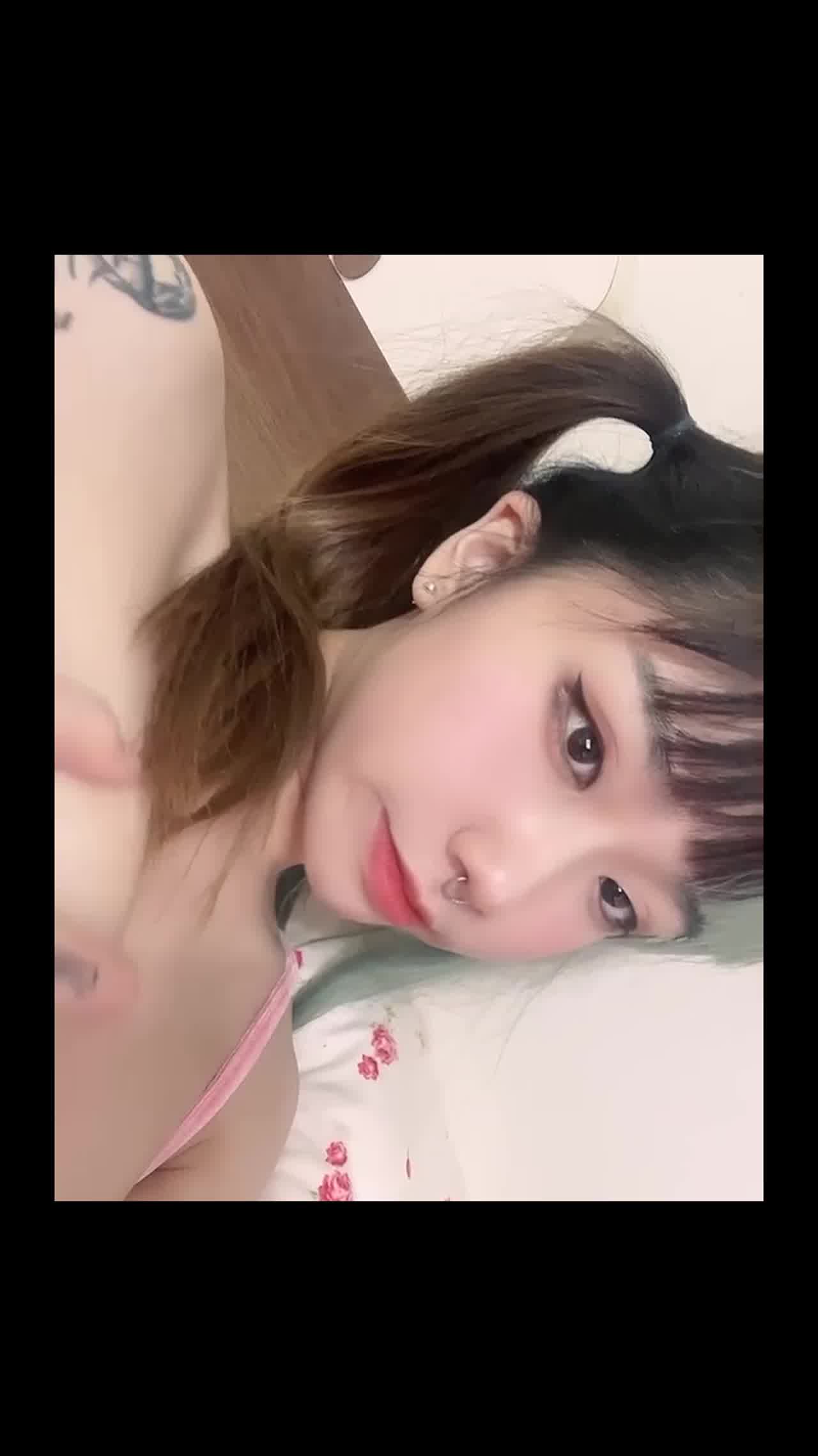  骚气十足刺青妹被我压在床上怒干 的剧照7