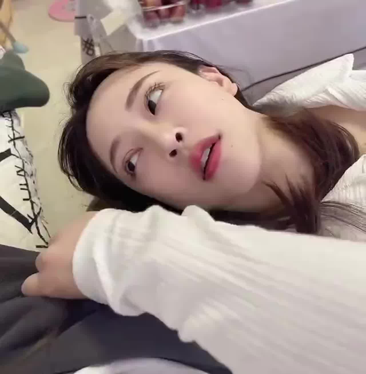  大晚上没事捏捏鸡巴想要鸡巴插进来 的剧照7