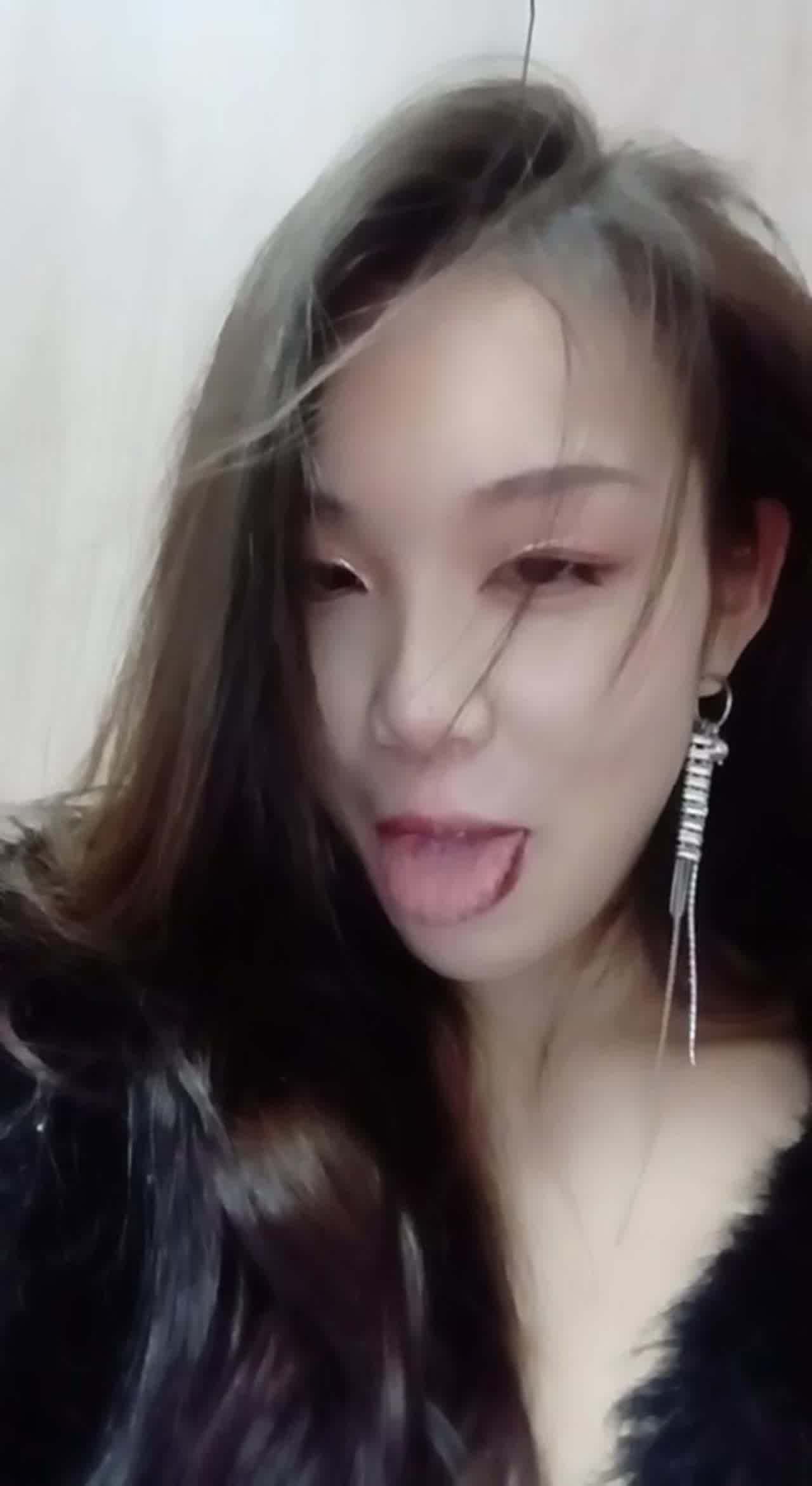  黑丝御姐表情真骚 的剧照5