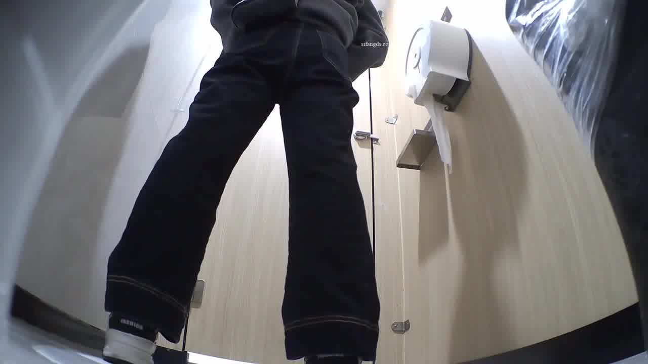  七月最新鬼手外购，精品厕拍高级夜总会女厕，十几位都是高颜值女神，偷看各种性感蜜桃臀 的剧照10