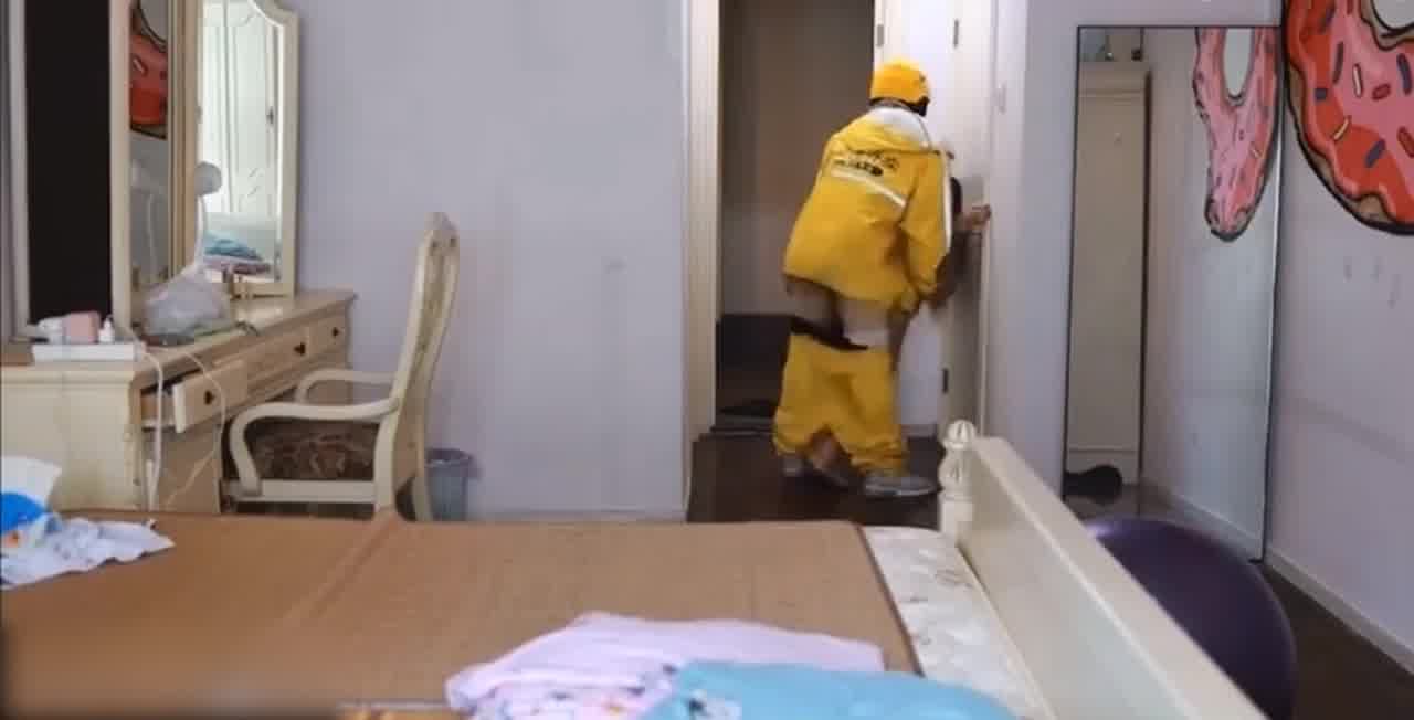  色诱Uber外送员叫餐不吃吃肉棒 的剧照5