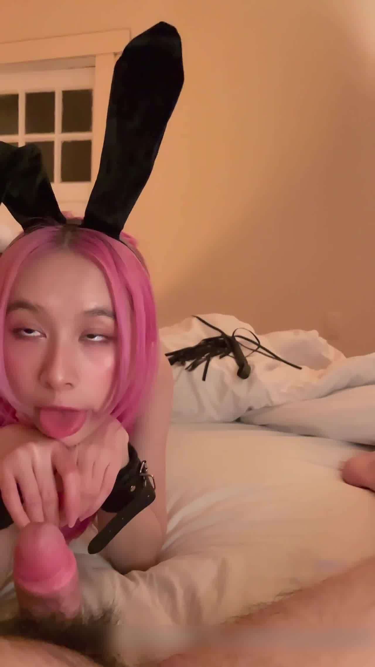  露脸兔女郎口交深喉 的剧照10