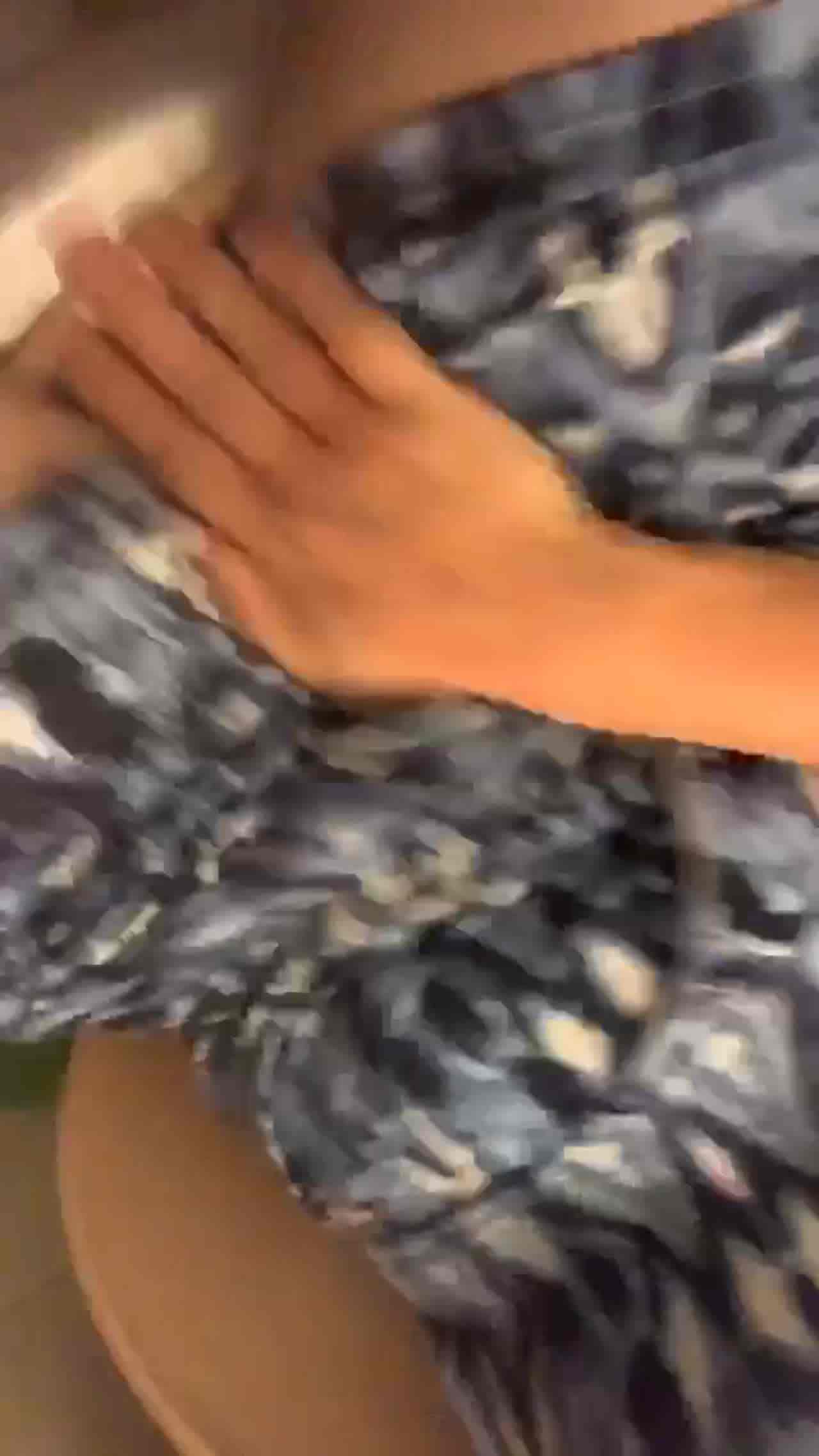  男友为了女友男扮女装自拍性爱影片 的剧照4