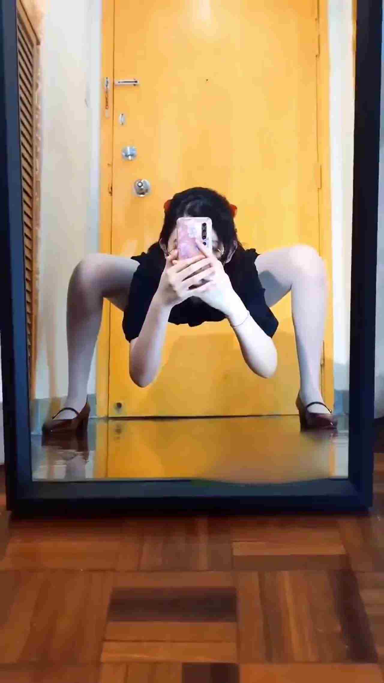  NAIMI变装肛塞大秀身材 的剧照5