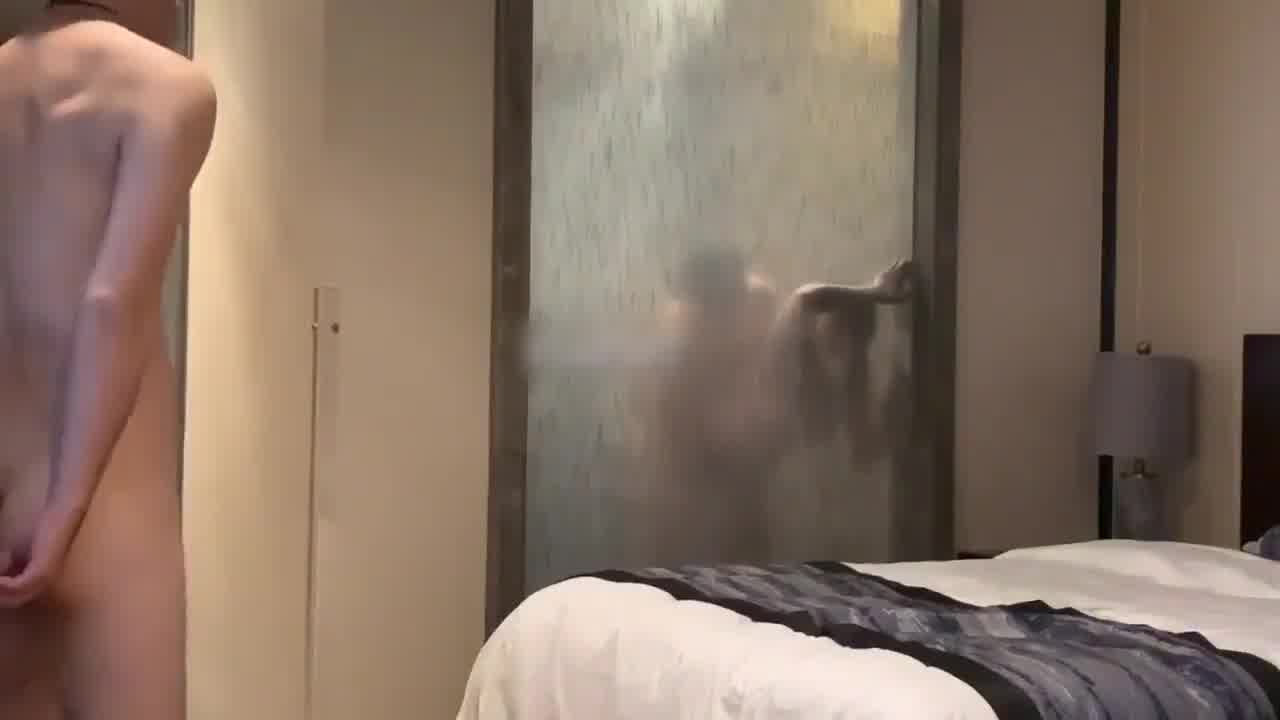  酒店看情侣浴室打炮打手枪 的剧照6