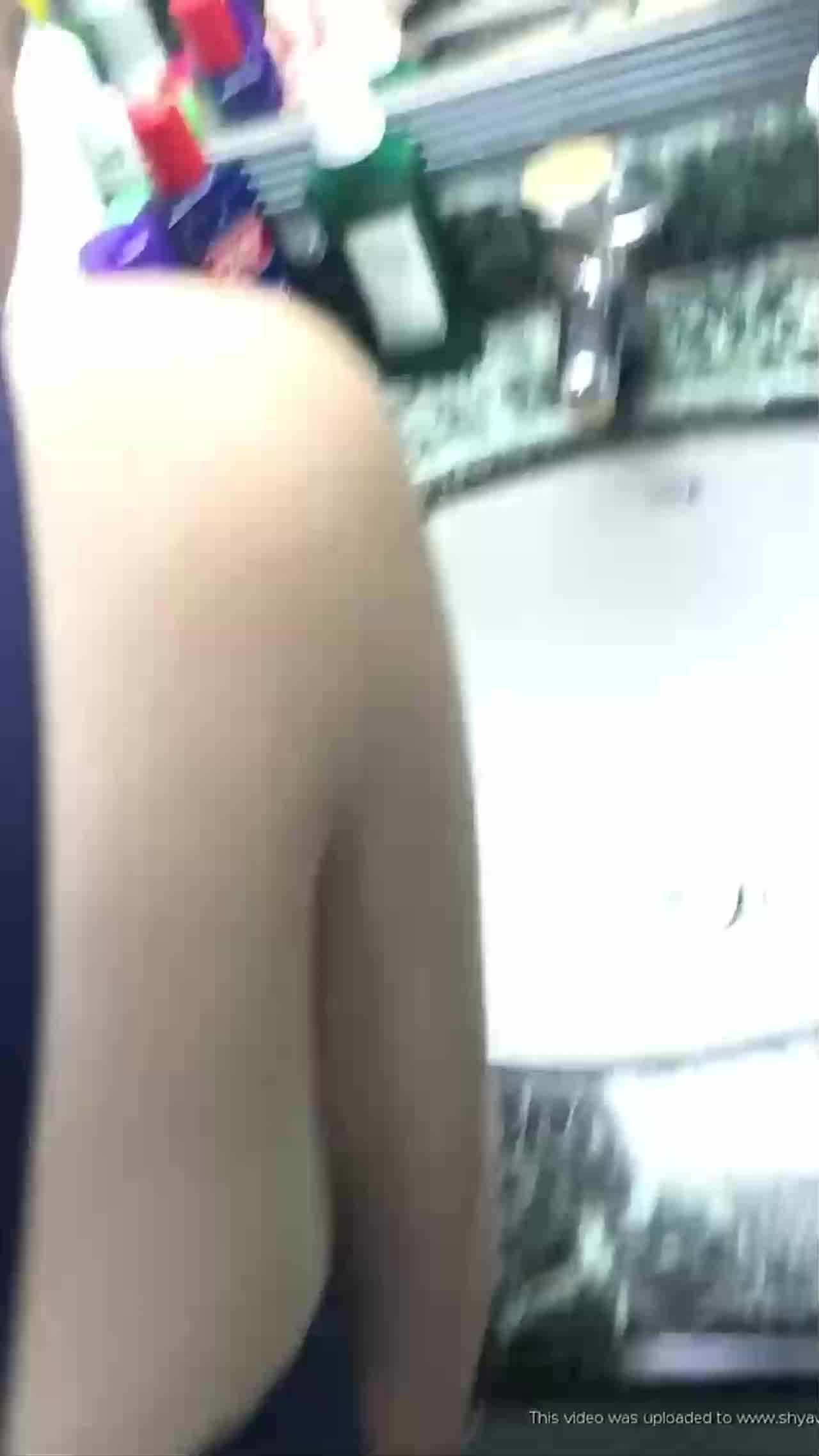  淫荡情侣厕所浴台站立后入抽插 气氛很不错 的剧照3