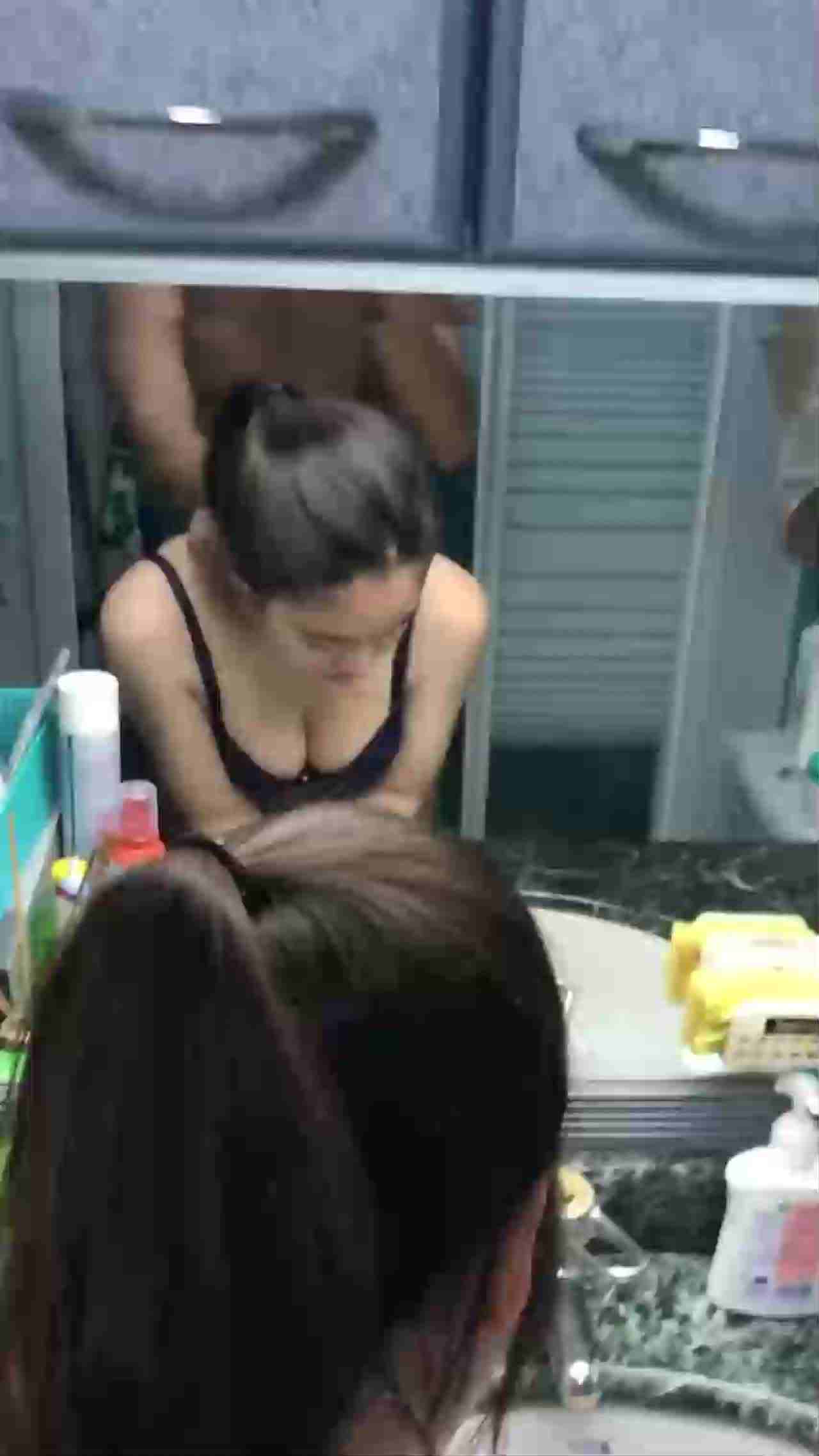  淫荡情侣厕所浴台站立后入抽插 气氛很不错 的剧照8