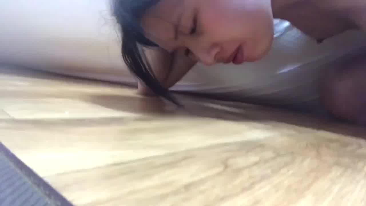  反差学生妹被金主拿捏，吸食地上的精液 的剧照8