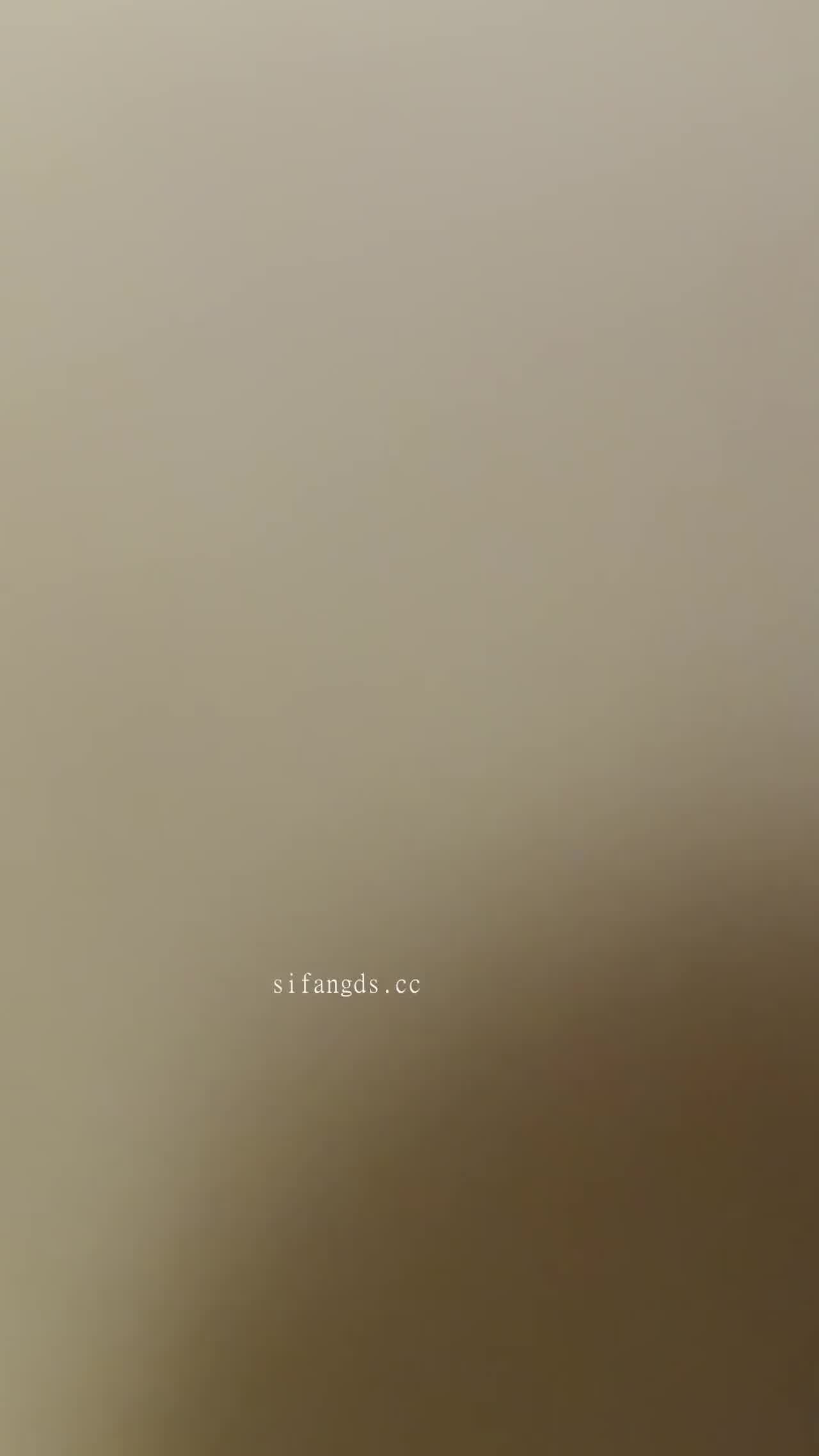  【史上最骚高颜值反差】这一脸欲求不满样，身穿黑丝手里举着带精液的避孕套，吞精后一脸嫌弃撒娇，太反差了 的剧照3