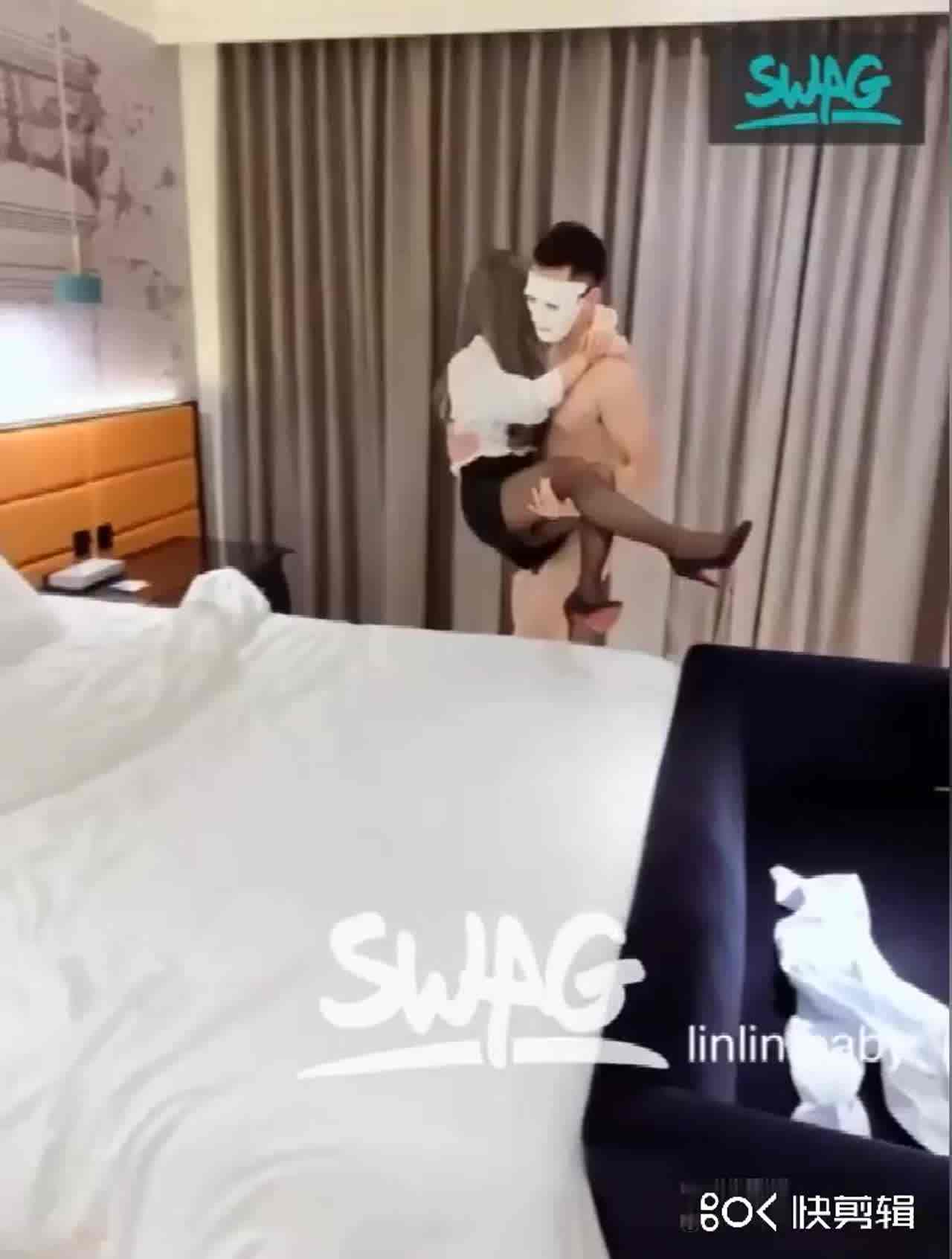  近期很火的气质靓妹linlinbaby，扮演女秘书给老板提供性 的剧照5