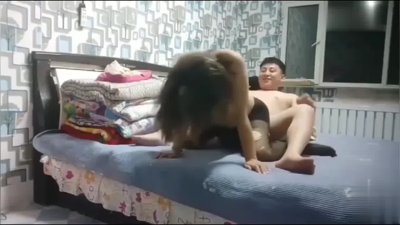  【小姨子快被操死】酒后灌醉真实乱伦，喝了1个多小时(喝酒删减了)，小叔真是全程暴力往死操啊，还内射了 的剧照8