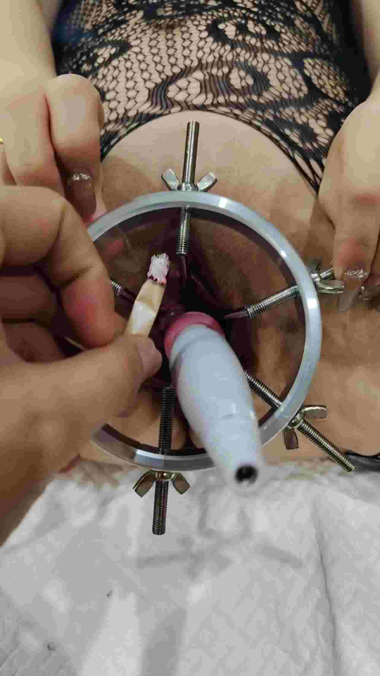  真实夫妻玩的就是嗨，拳交骚逼各种道具 的剧照6