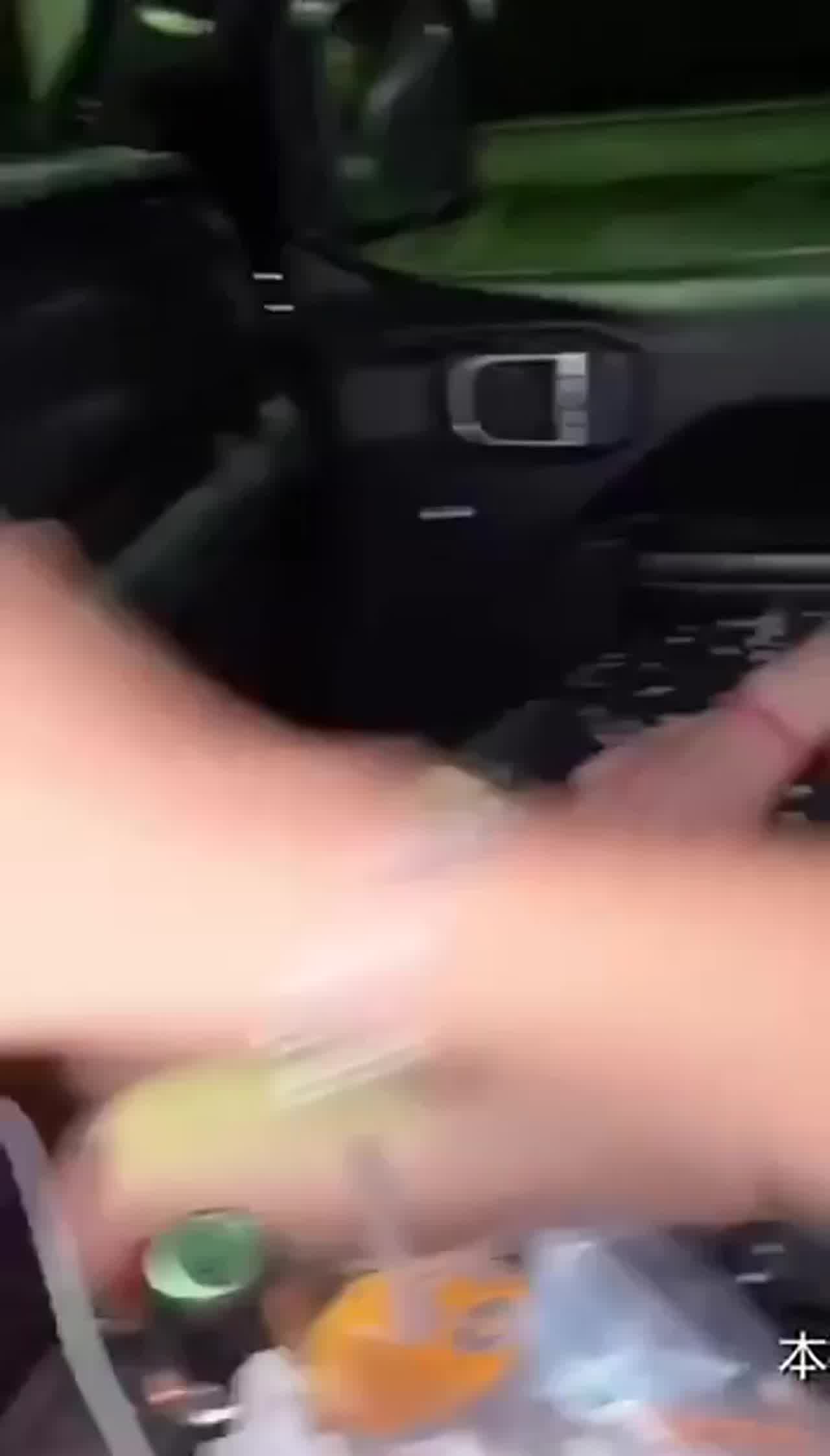  小骚货在我开车时不断诱惑 的剧照4