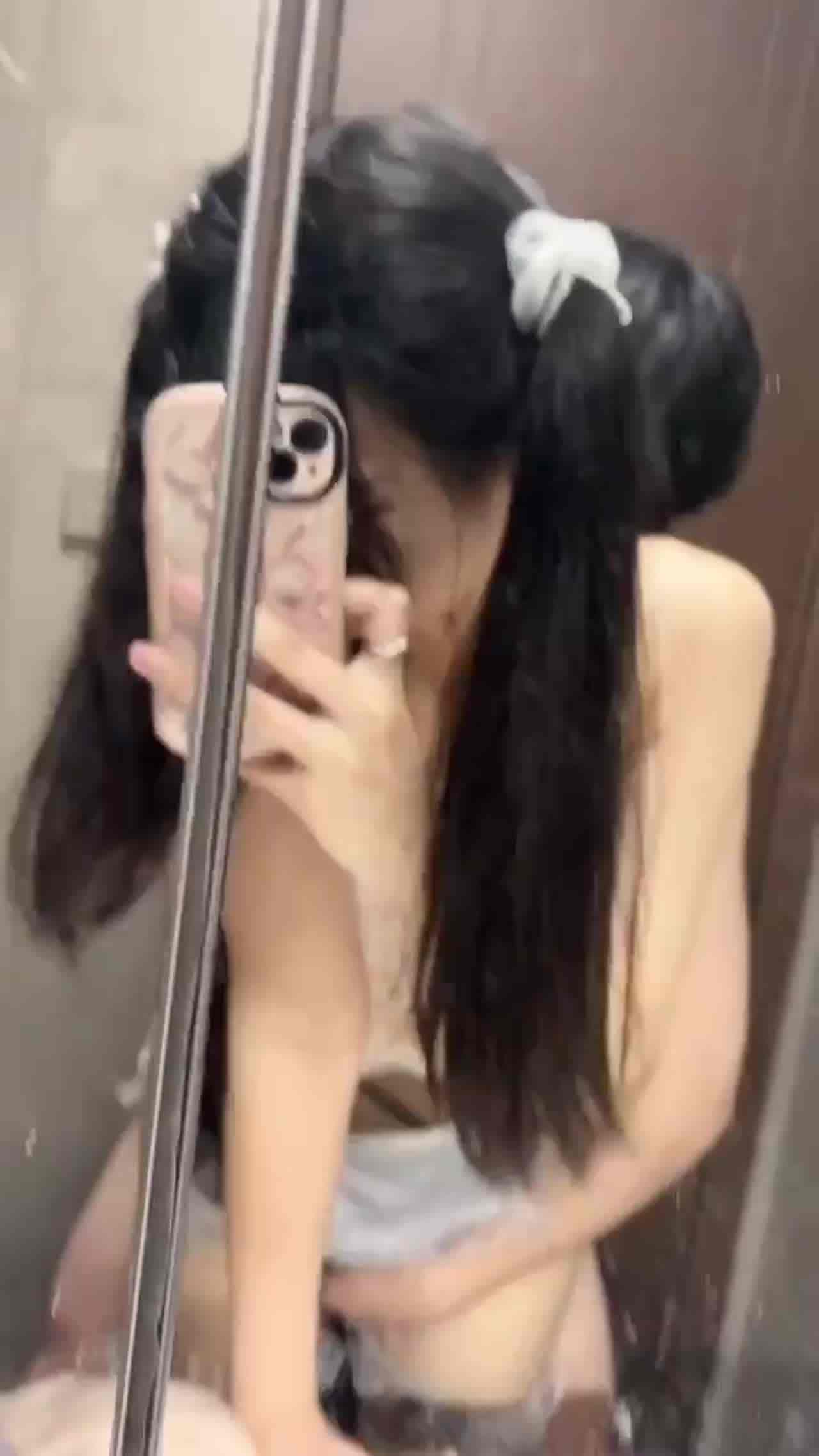  双马尾萝莉浴室被男票后入并自拍 的剧照10