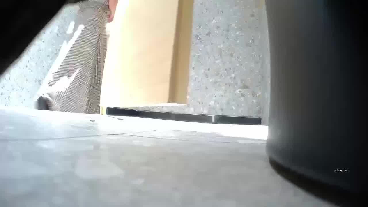  精品厕拍最新流出魔手自购，影剧院豪华女厕，前景偷拍极品白虎美女，漂亮洋妞喜欢站着尿尿。 的剧照1