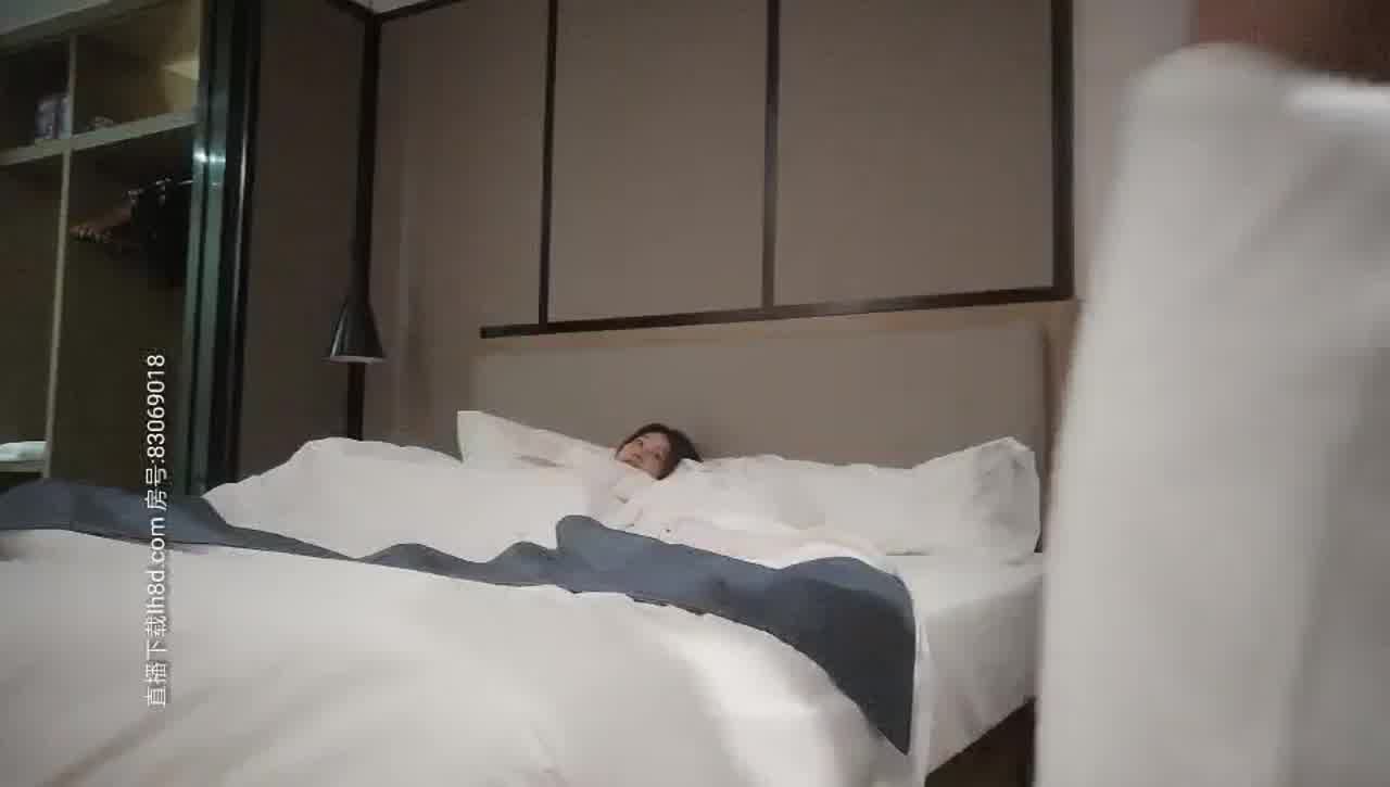  腼腆眼镜小哥1200元单挑气质少妇，搞坏了3个套套也没射 的剧照8