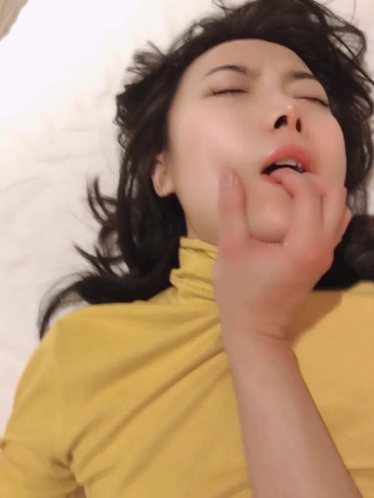  小只马贫乳妹妹想要爱爱 的剧照3