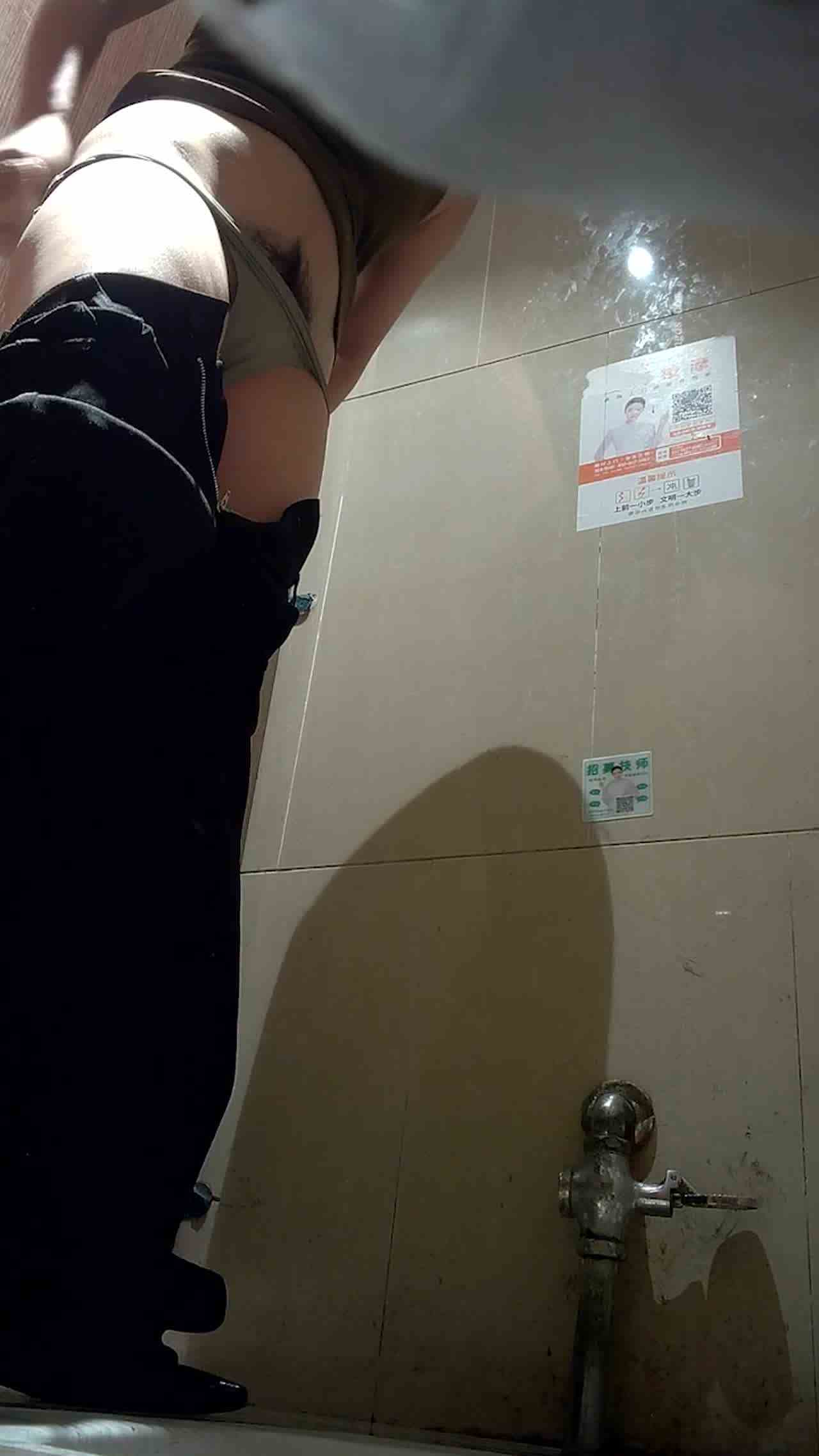  厕所偷拍美女尿尿还讲电话 的剧照8