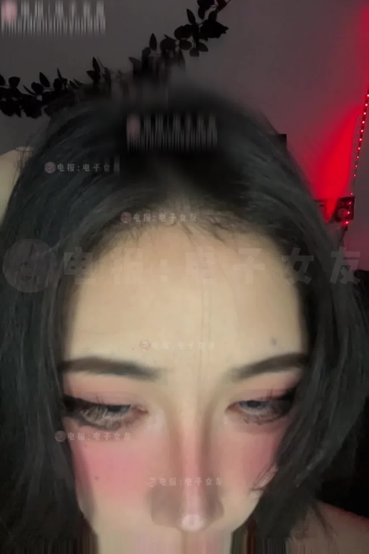  魅魔来袭！自拍取精 的剧照6