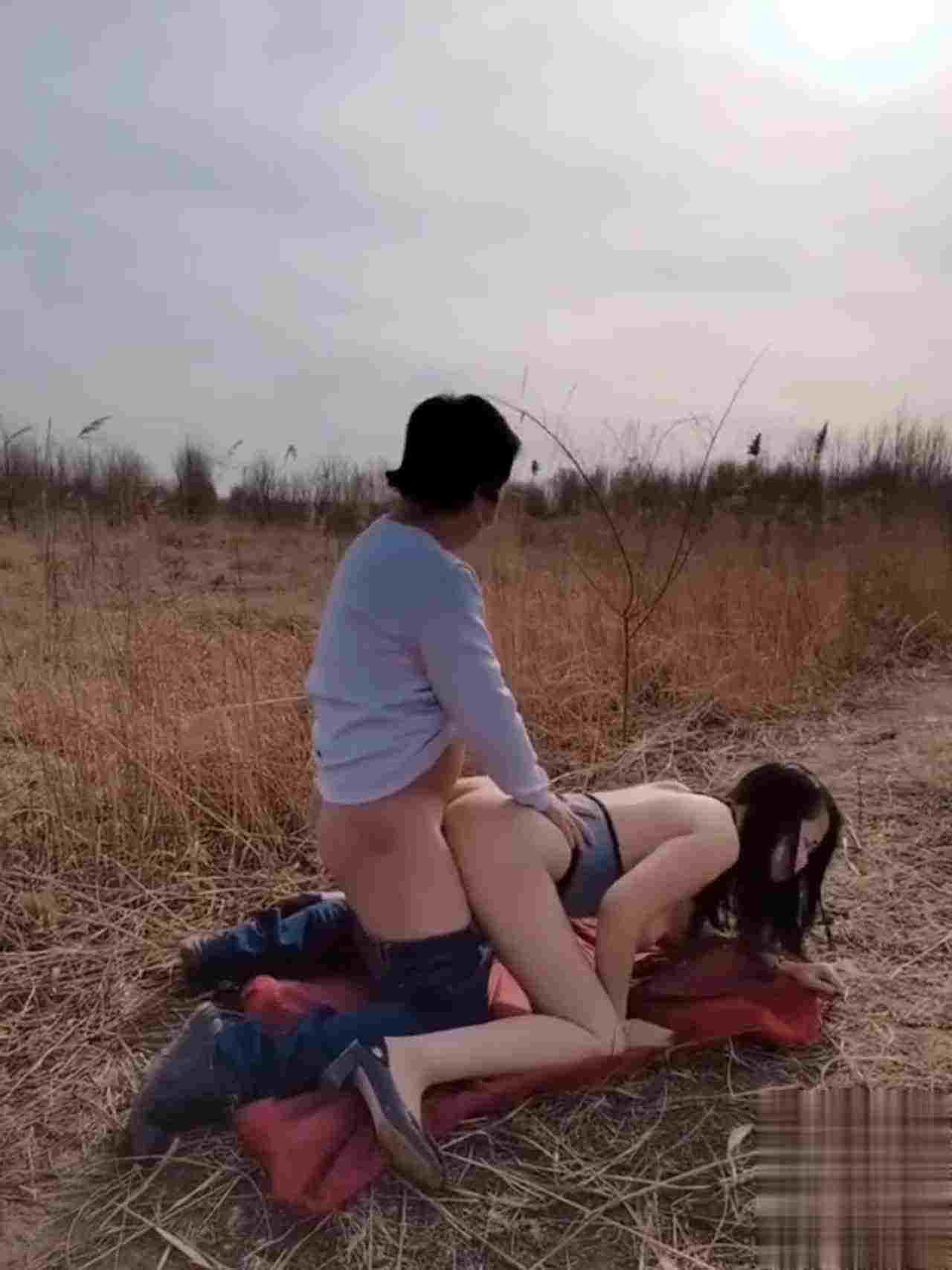  户外野战口暴 的剧照6