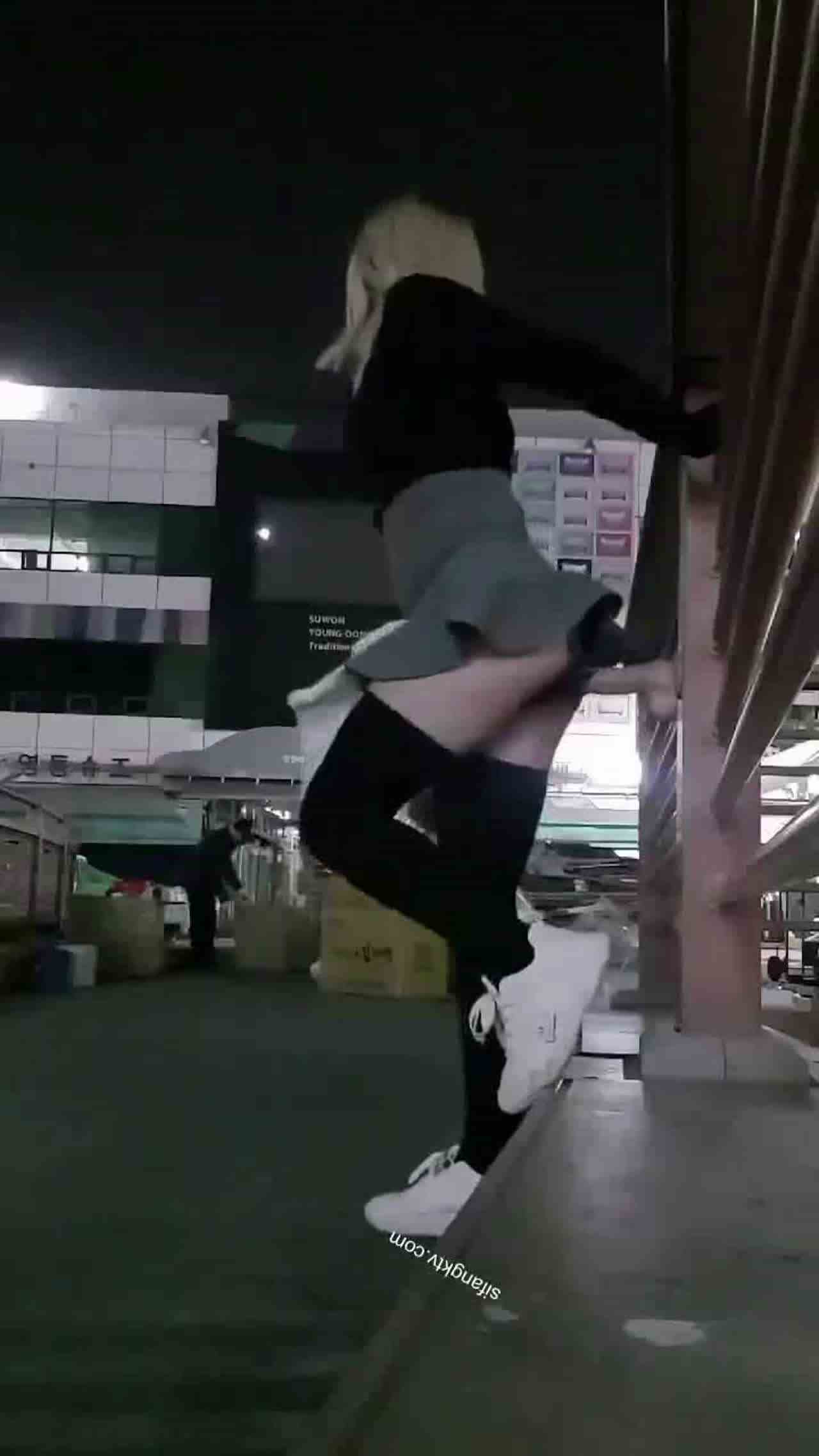  户外偷偷假屌插逼 的剧照3