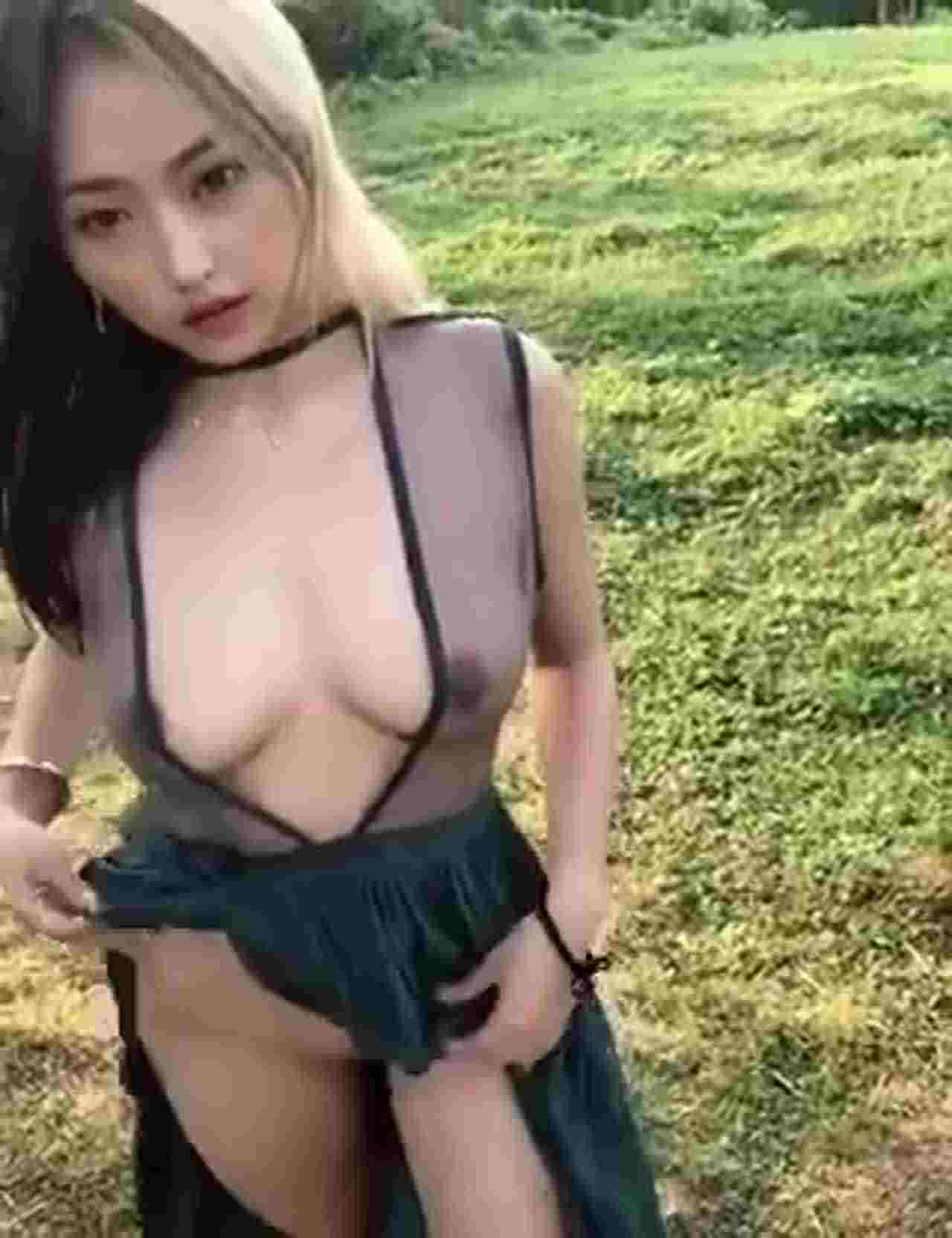  小姐姐就喜欢野外露出 的剧照9