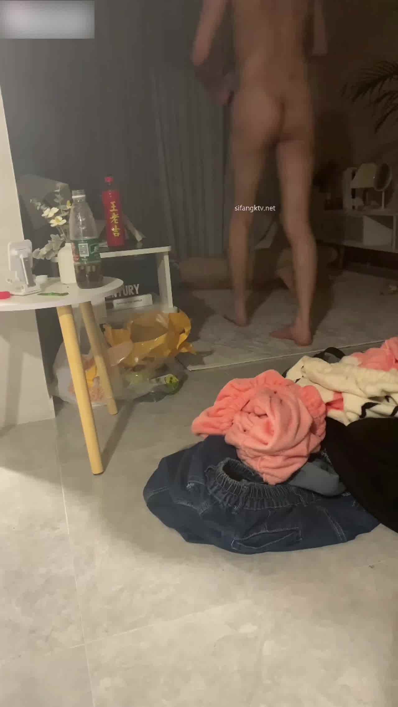  被醉酒精神小妹瞧不起，一直吐槽不够用力射得快，最后还让擦干精液继续操她到天亮，真扛不住了 的剧照3