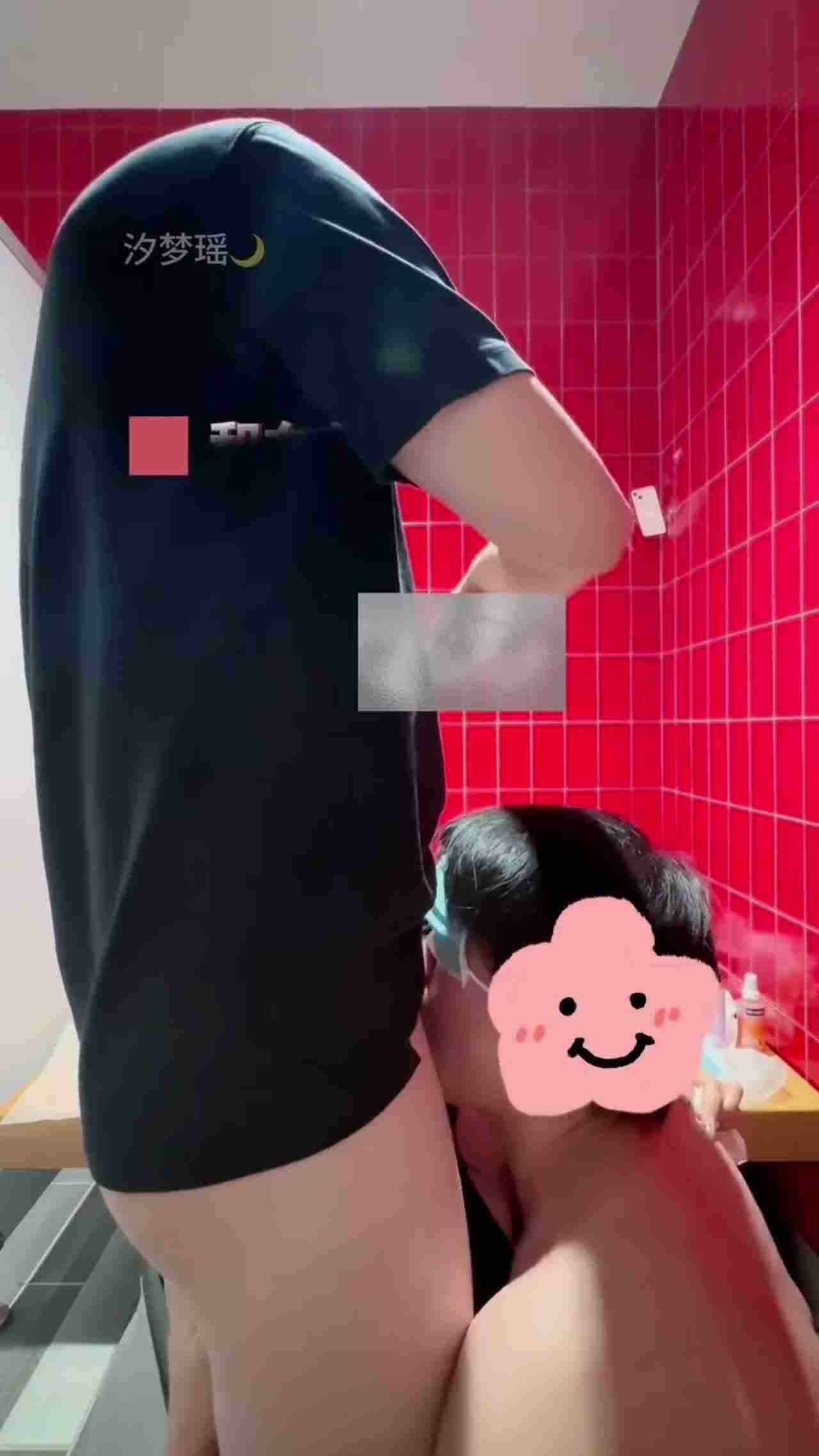  【我可以射他套子里吗？你不配，射地上去】最卑微的老公，帮老婆男主人口交，想射他套子里被老婆侮辱不配 的剧照7