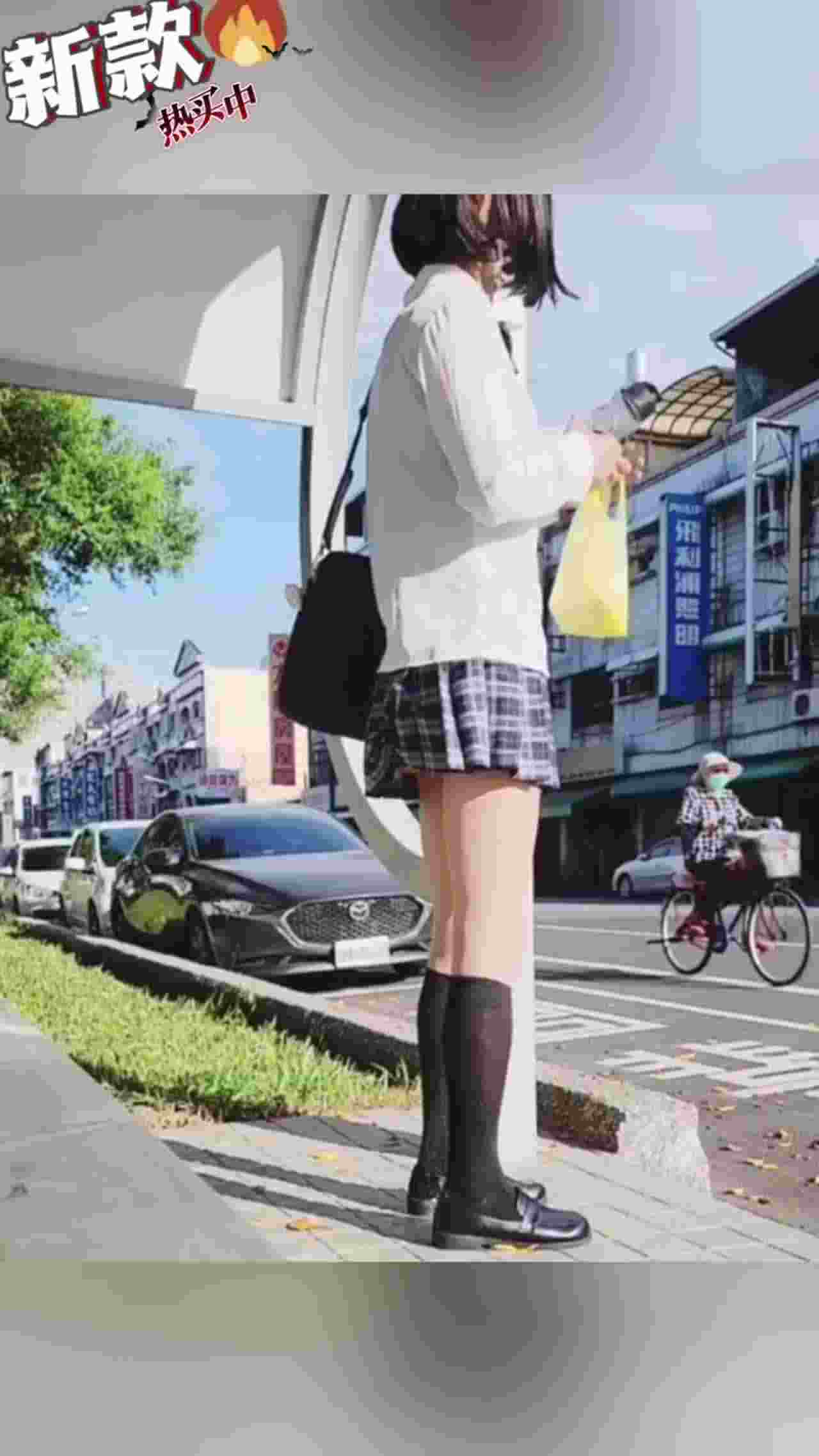  【疯狂系列】可乐喷射菊花 变态街头失禁 的剧照9