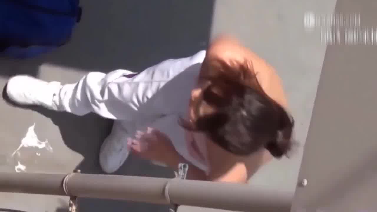  门事件 难得一见校园情侣女同顶楼磨豆腐 的剧照9