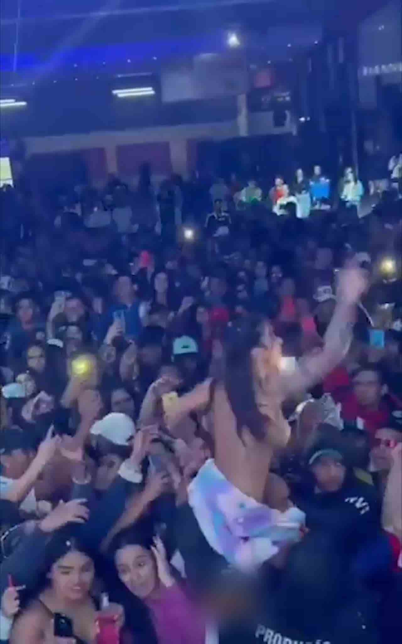  门事件 巴西女歌手超性感装束开骚 冲下台同粉丝互动竟被人扯甩T-back 的剧照5