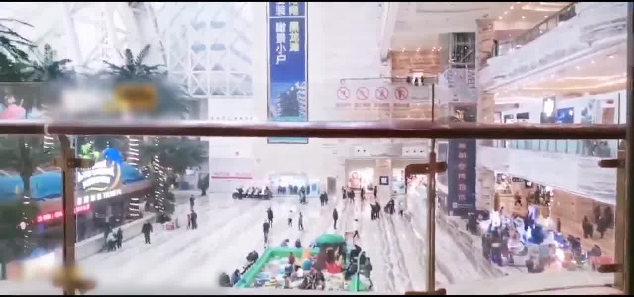  大学生在百货公司露奶子出来 的剧照10