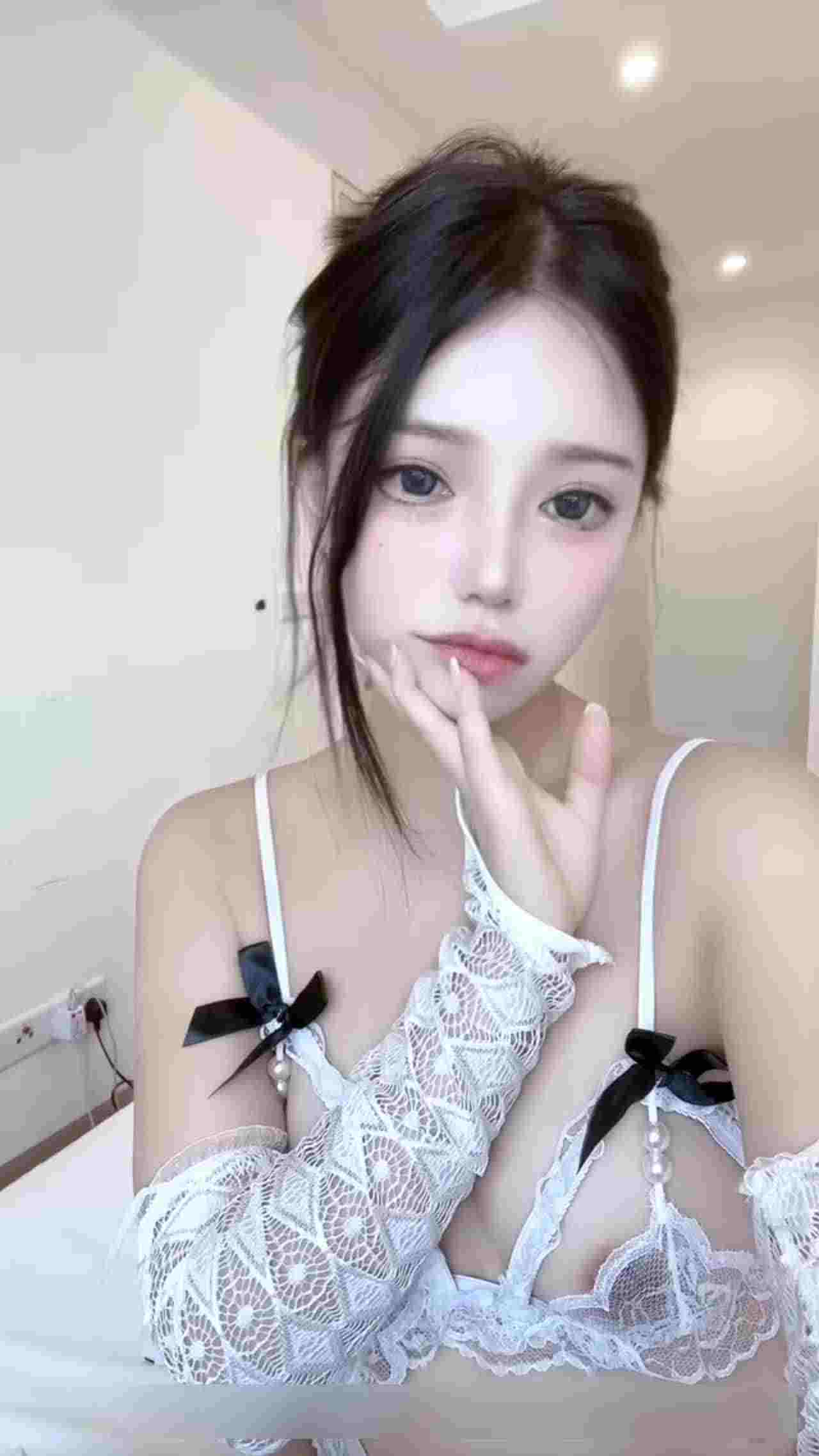  白蕾丝情趣内衣 的剧照4