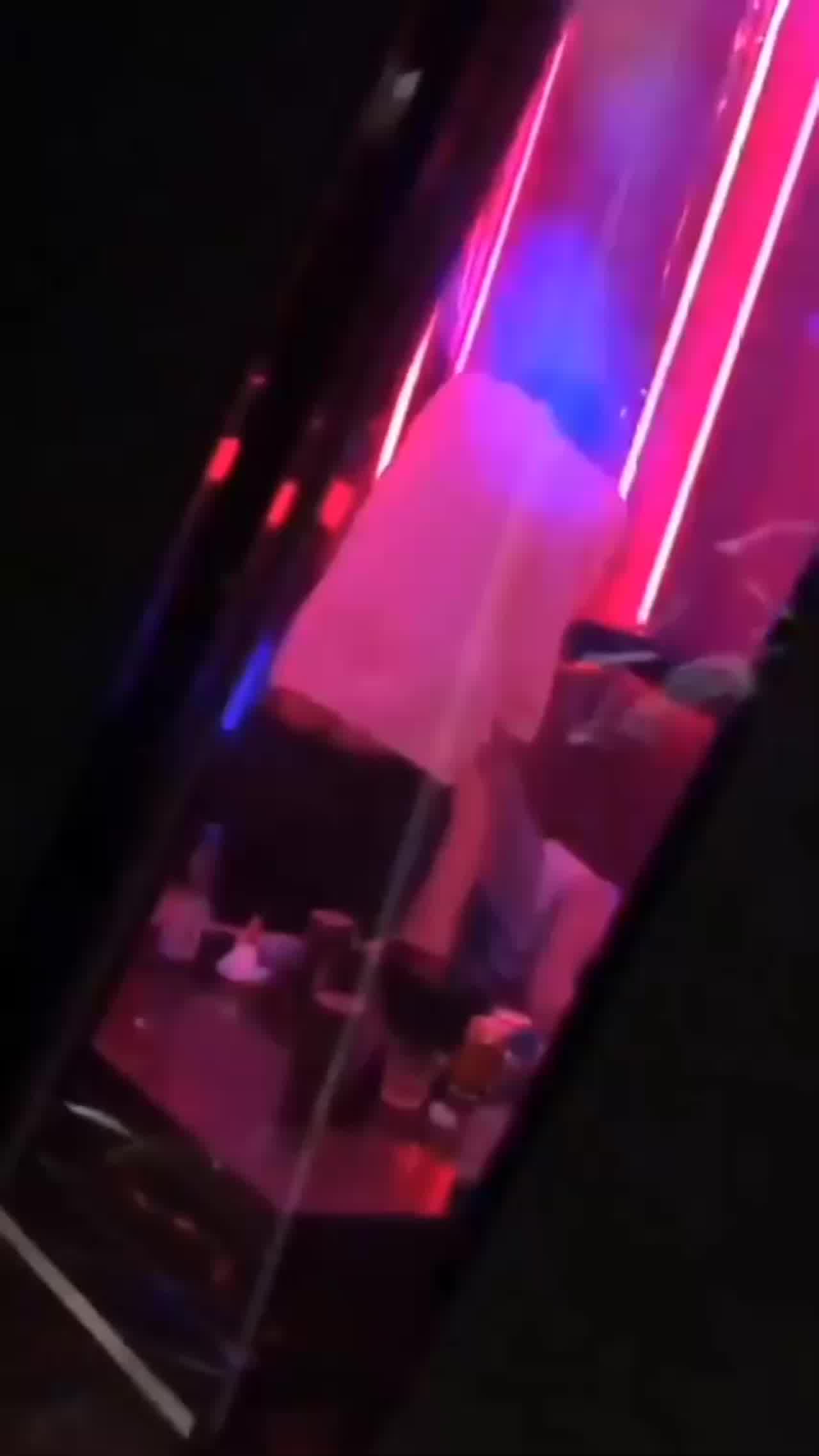  KTV包间偷拍大学情侣激情做爱 的剧照6