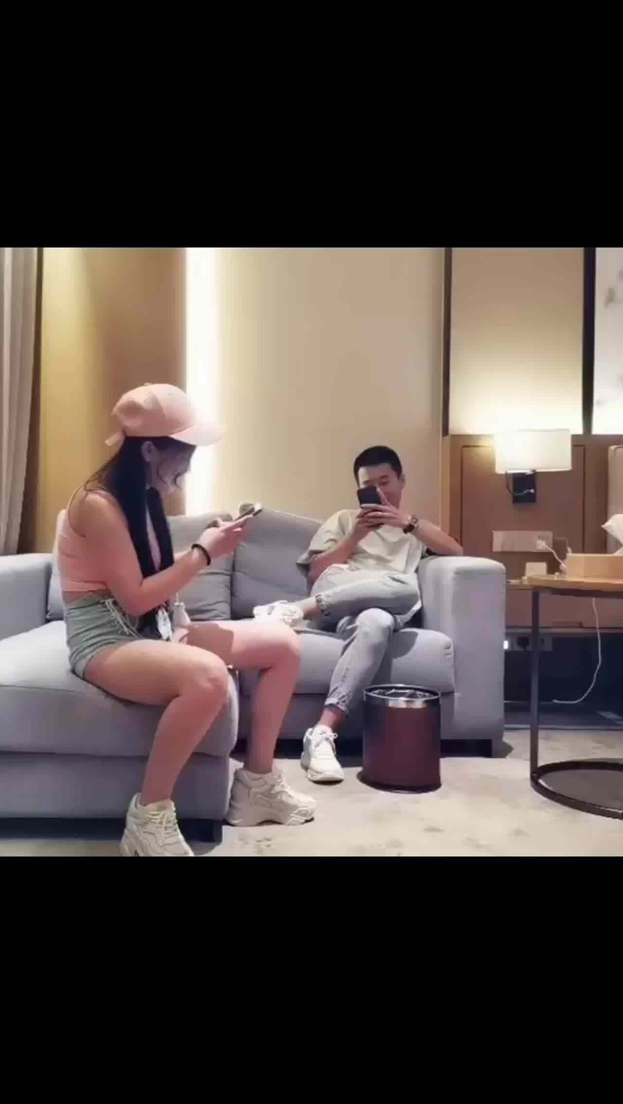  小姐姐，被两个小哥玩的不亦乐乎1 的剧照2