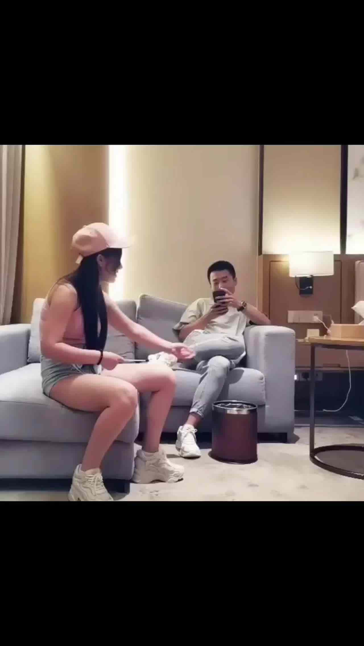  小姐姐，被两个小哥玩的不亦乐乎1 的剧照10