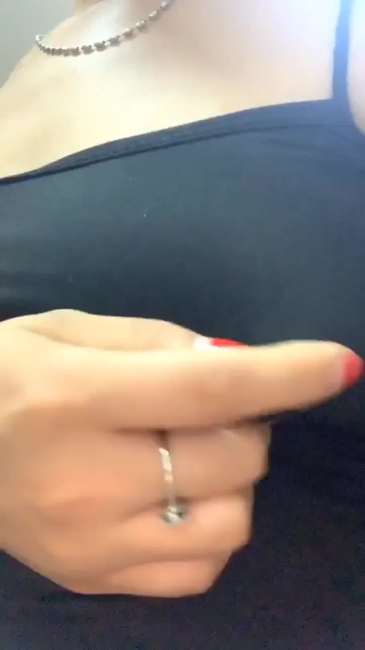  换个衣服也不忘了把咪咪摸硬 的剧照10