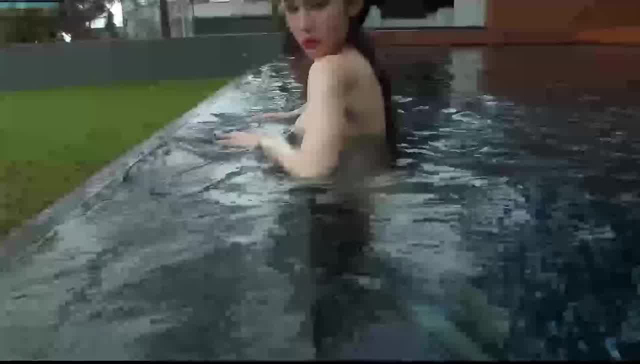  极品嫩模萌琪琪 艳日下的水仙女 的剧照7