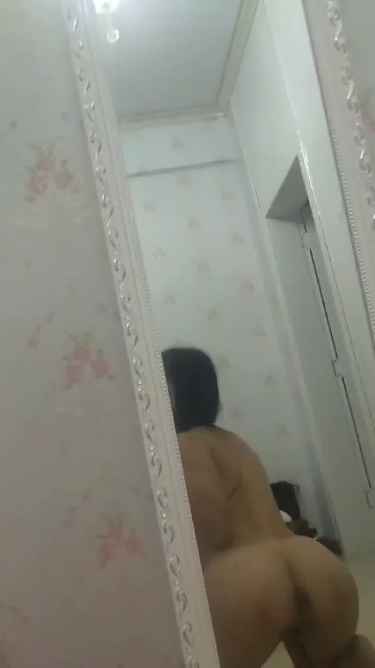  对着镜子展示裸体的反差大学生 的剧照1