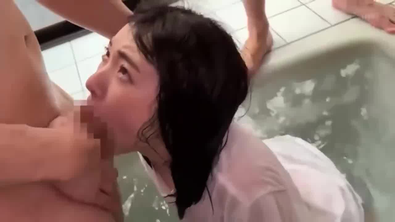  【暴力强推操哭小萝莉】真是不把鸡当人操啊，几个大汉掐着博主摁住脑袋强行口交，几人还轮流摁着内射！ 的剧照6