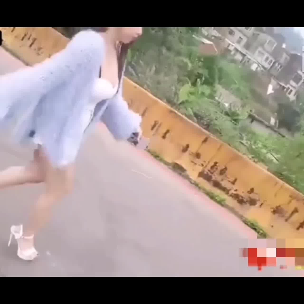  巨乳导游 的剧照9