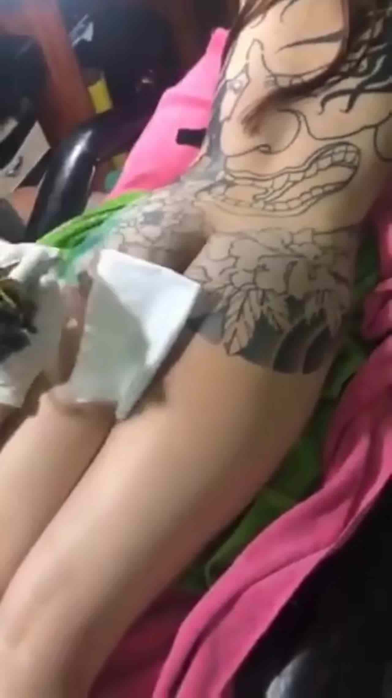  美女要纹身全身 的剧照10