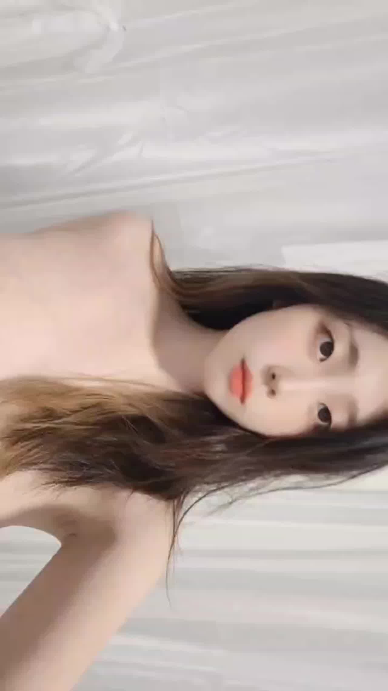  睡前自拍 的剧照5