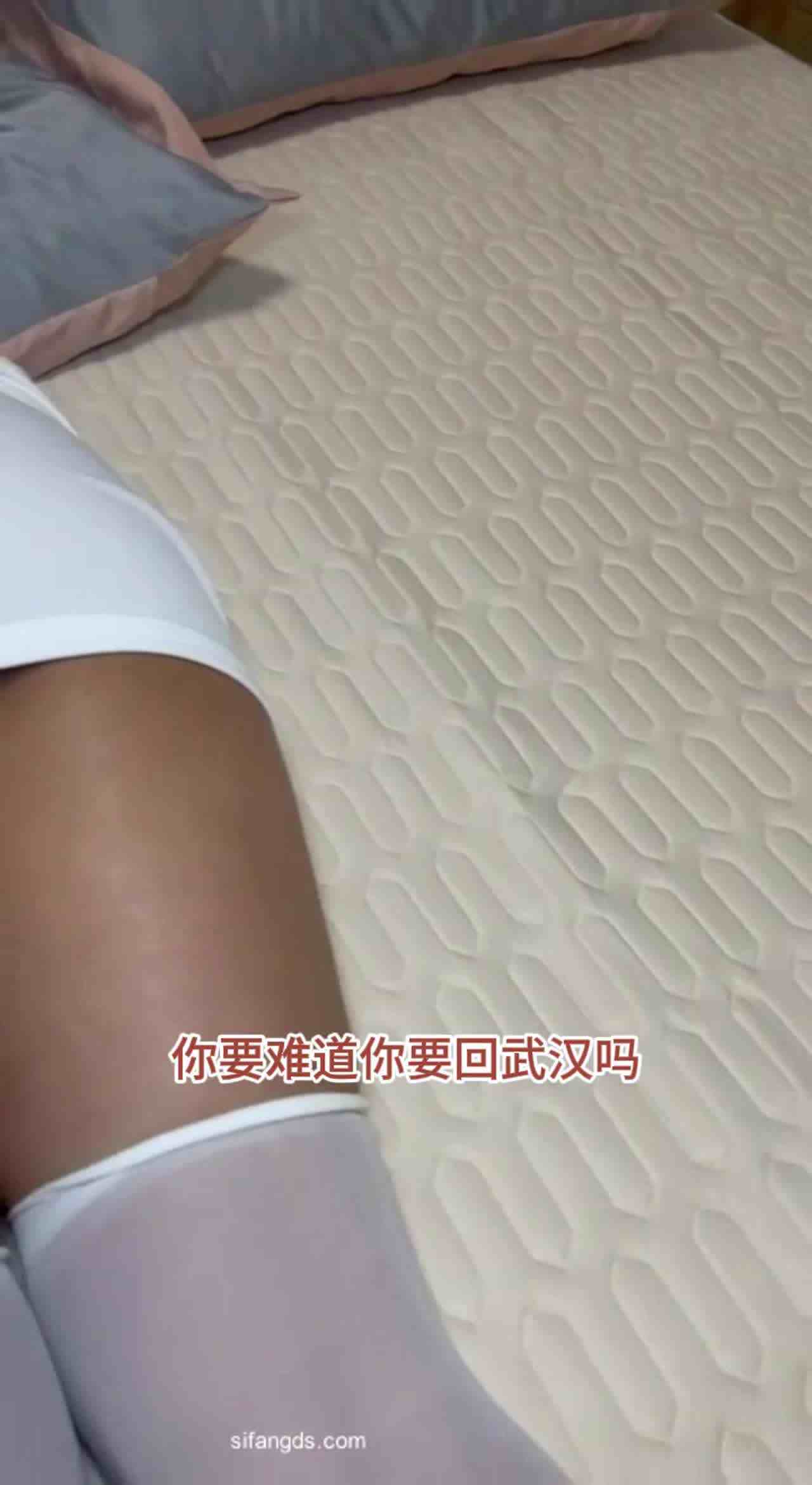  【真实猥亵pua现场，打着试衣模特旗号摸胸】让真空穿后妈裙，摸了好几次胸，发现不对结果又被pua回去 的剧照10