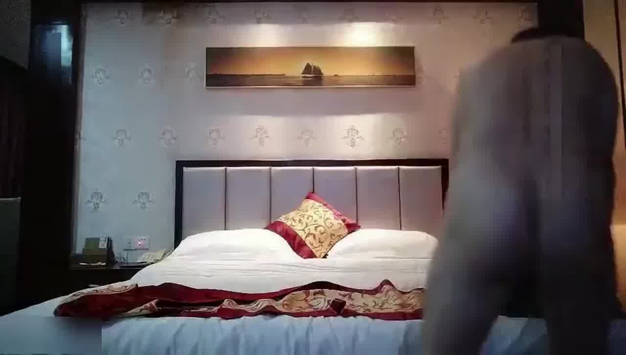  【城中村大神】换换口味，重金约肤白貌美外围妹，后入怼着屁股疯狂撞击，感觉蛋都要塞进去了 的剧照4